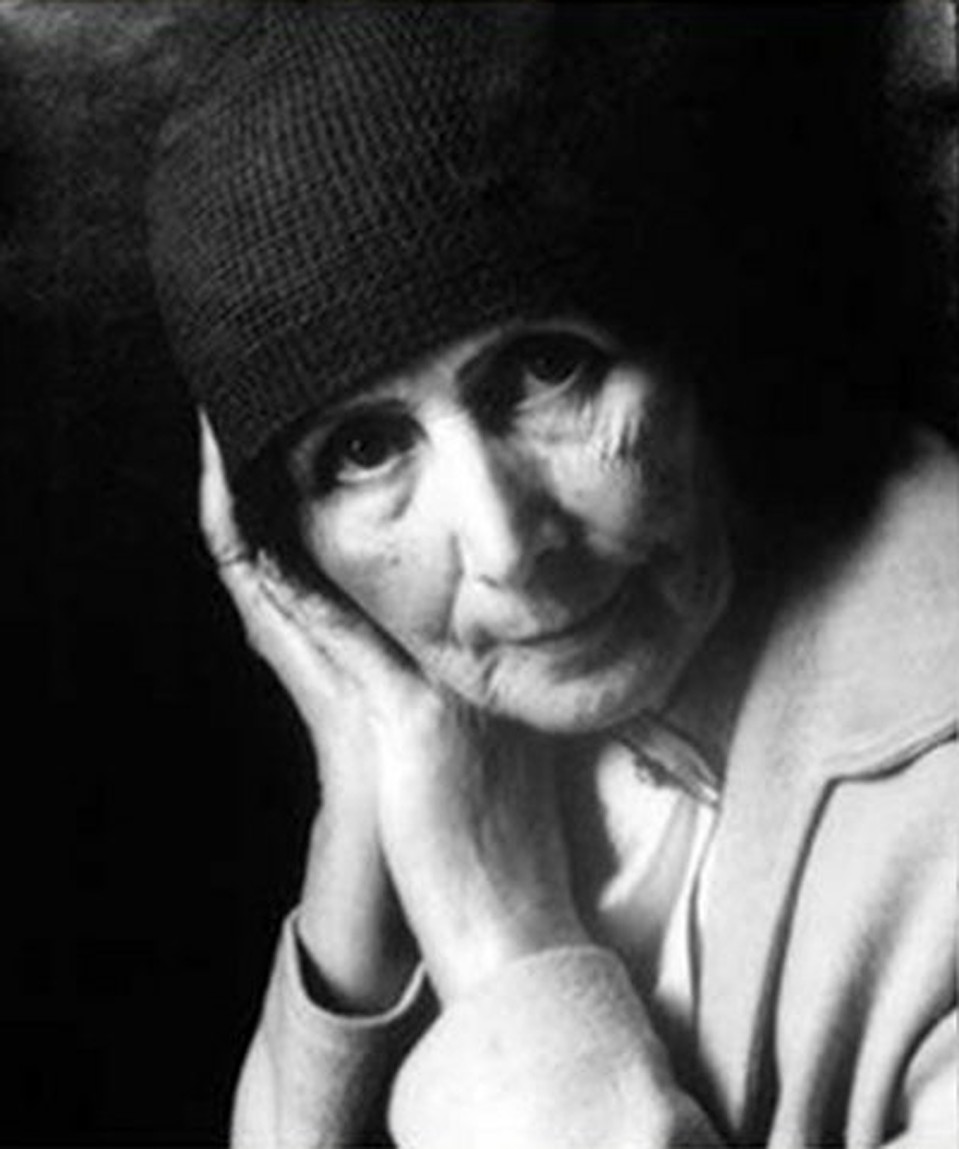 На этом фотопортрете знаменитого Сесила Битона ей 85 лет