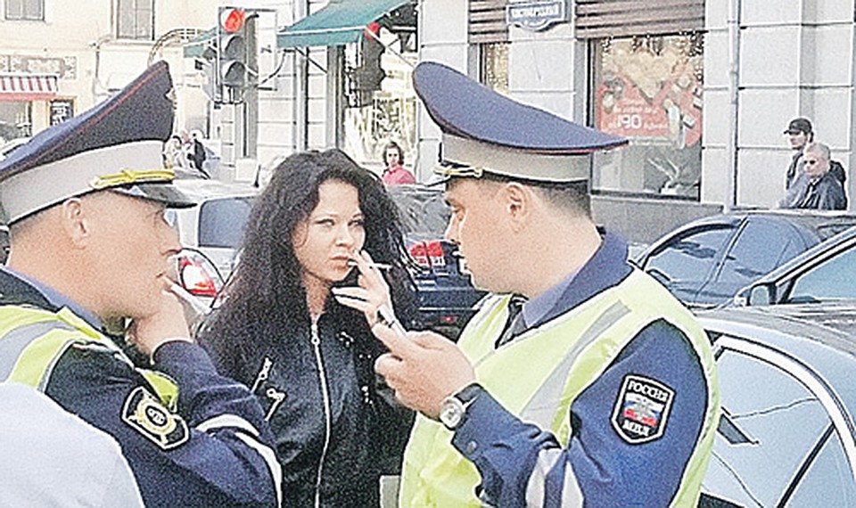 Cпасенная полицией девушка нервно курила, пытаясь прийти в себя...