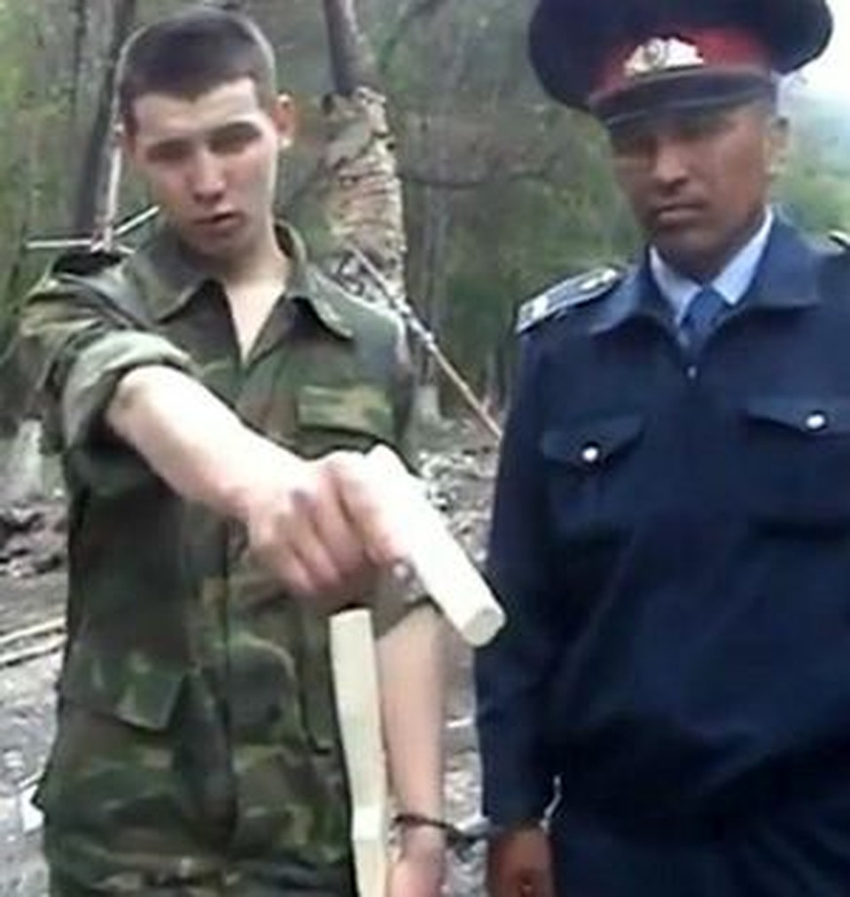 Рядовой Челах спокойно рассказал на допросе, как он расстрелял своих сослуживцев. Настолько спокойно, что мать забила тревогу - сына либо запугали, либо обкололи чем-то.