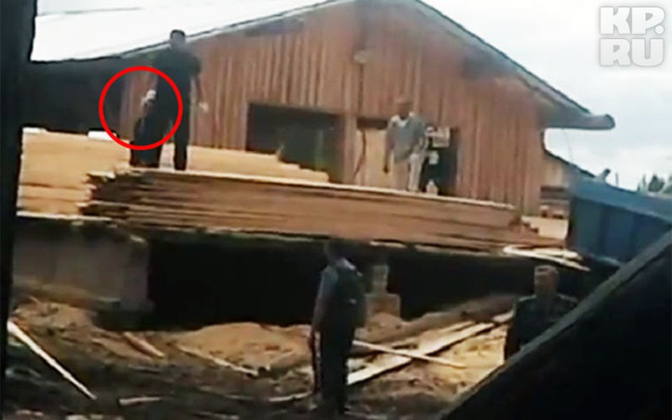 На видео, выложенном очевидцами событий в Интернет, отчетливо видно дагестанца с чем-то вроде обреза в руках и полицейских занявших позицию между лесопилкой и толпой разъяренных местных жителей. Слышны выстрелы. В сторону обороняющихся летят палки.