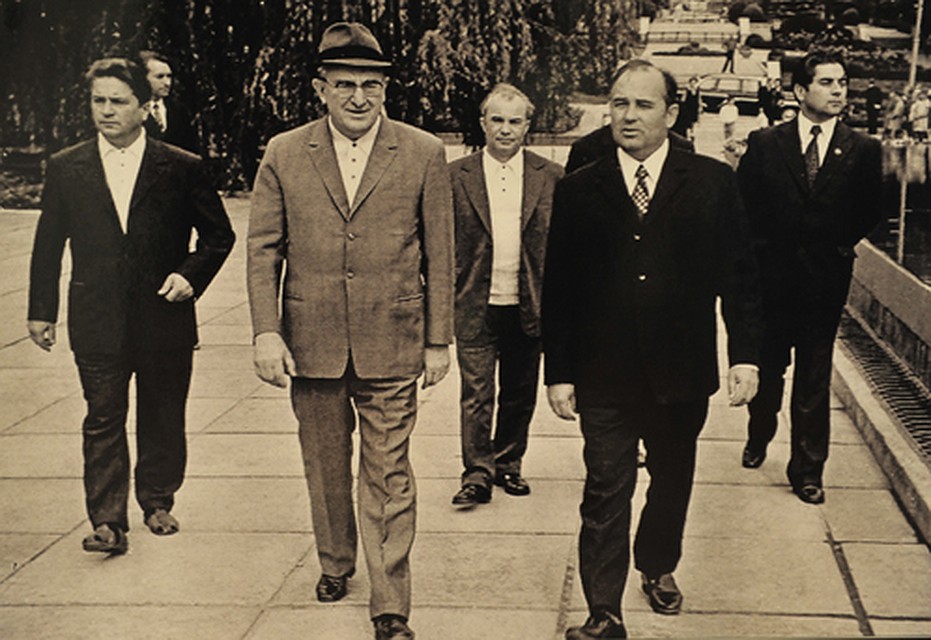 На переднем плане Юрий Андропов (слева) и Михаил Горбачев. Пересъемка фотографии с выставки, посвященной 130-летию ФСО Фото: Владимир ВЕЛЕНГУРИН