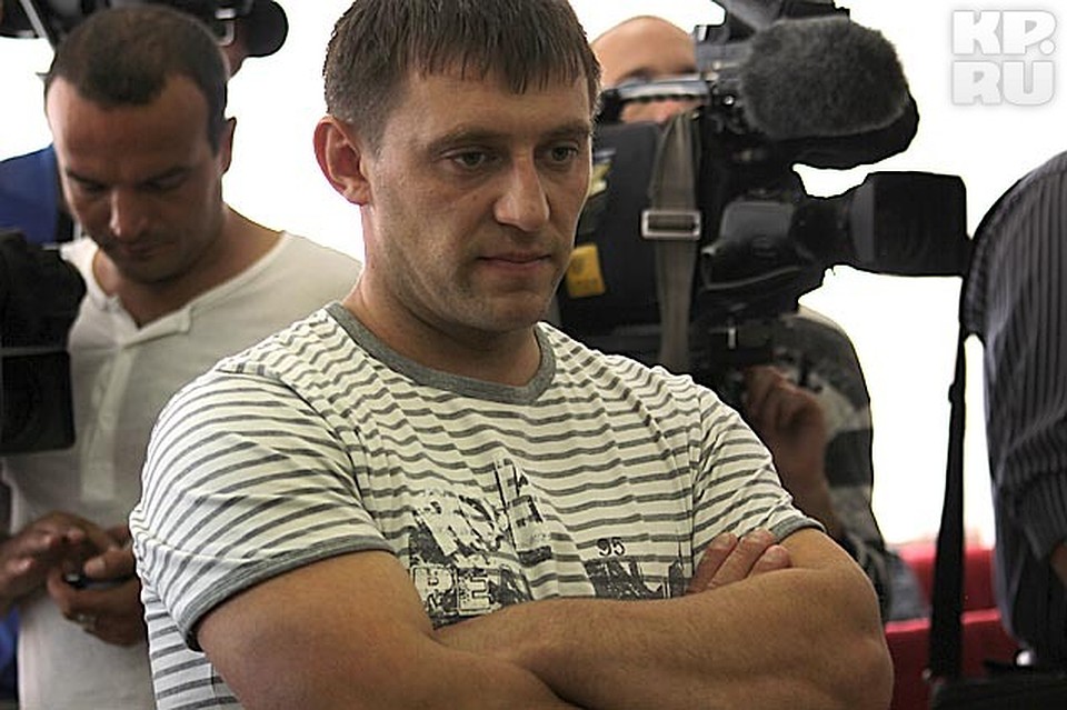 Защитники Сагры Виктор Городилов и Сергей Зубарев во время выступления адвоката Марченко стояли в коридоре рядом, сжимая кулаки