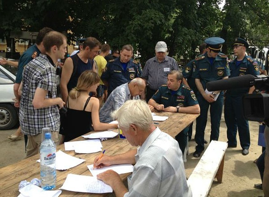 Глава МЧС Владимир Пучков лично принимал заявления у жителей Крымска.