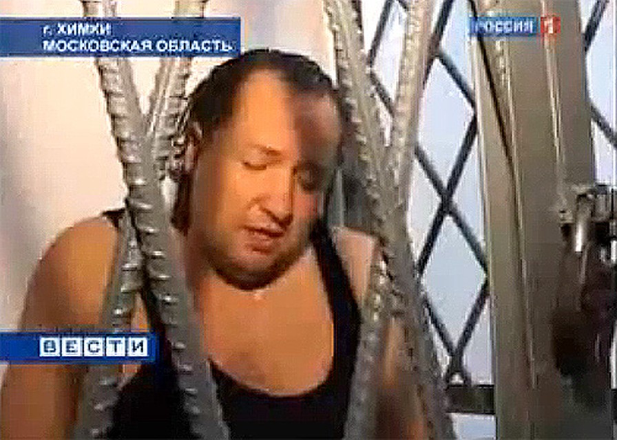 Оказавшись за решеткой, подозреваемый в преступлении "певец" не мог сдержать слёз....