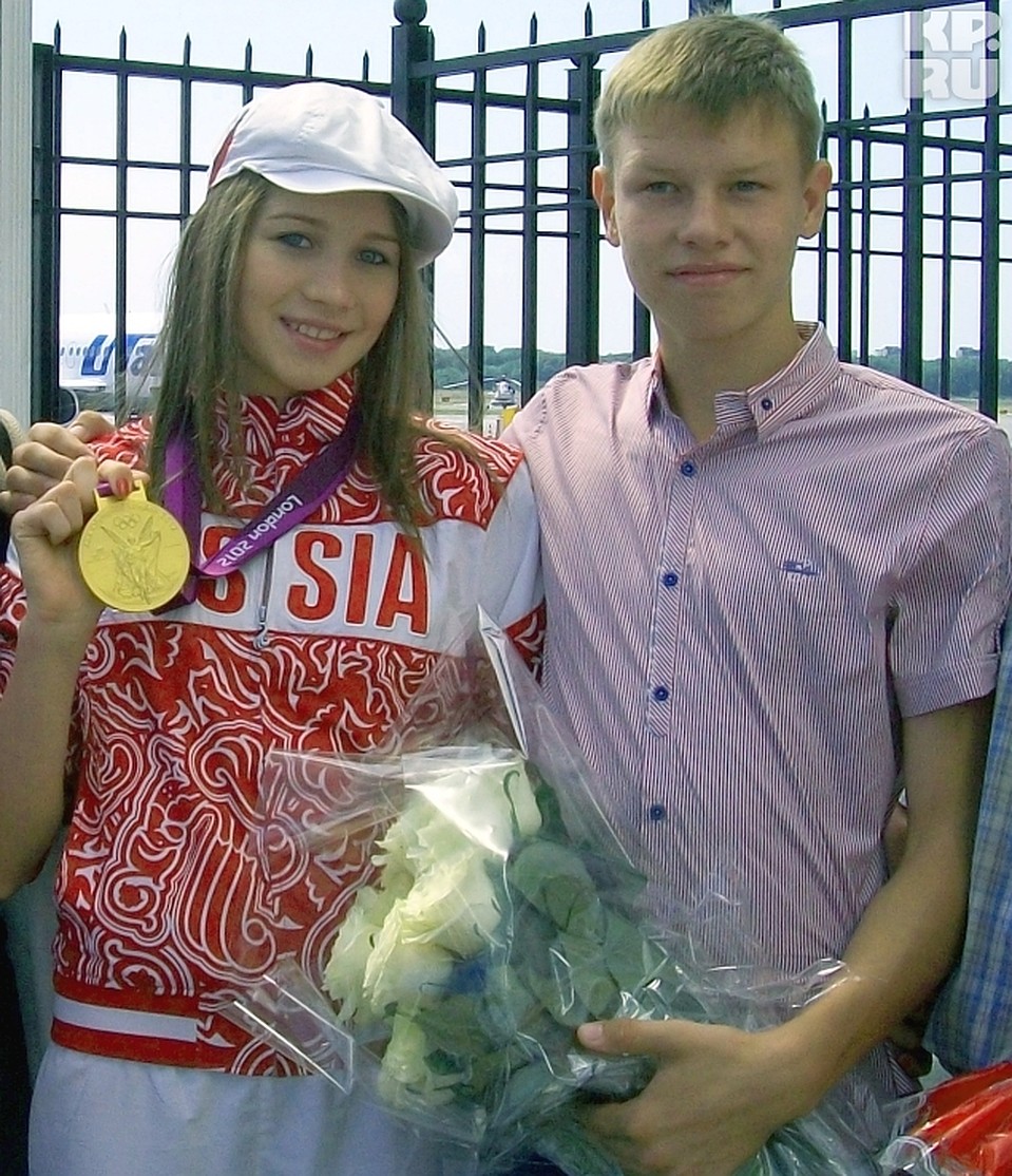 Олимпийская чемпионка по художественной гимнастикой Ульяна Донскова с медалью и братом Иваном. Фото: Евгений НЕСЫН