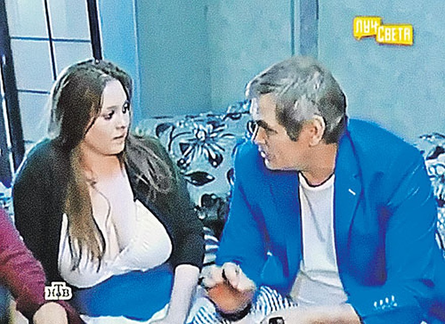 А сейчас шикарным декольте Курицына смущает не только телезрителей, но и знаменитостей (на фото с Бари Алибасовым).