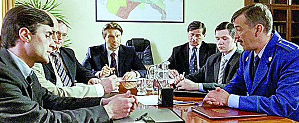 Забыли, что герой в форме был и майорских погон не достали? Или в званиях не разбираются?