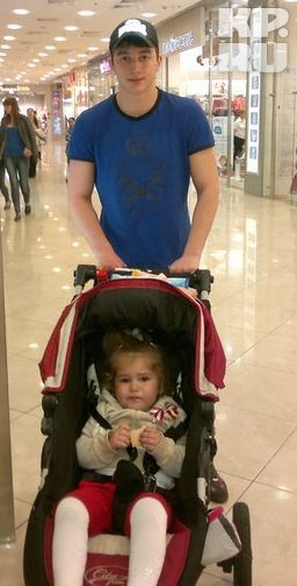 Адам со своей дочкой.