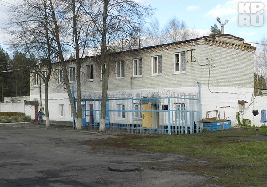 А здесь живут осужденные мужчины. Их намного больше чем женщин.