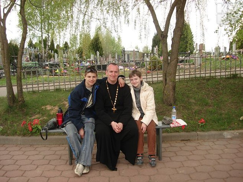 Со старшими детьми возле часовни, Радоница, 2011-й год.