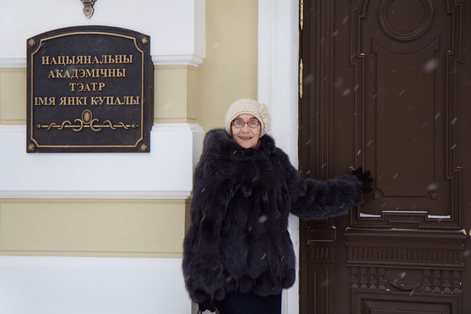 Одна из старейшин Купаловского театра Зинаида Зубкова впервые переступает порог театра после ремонта
