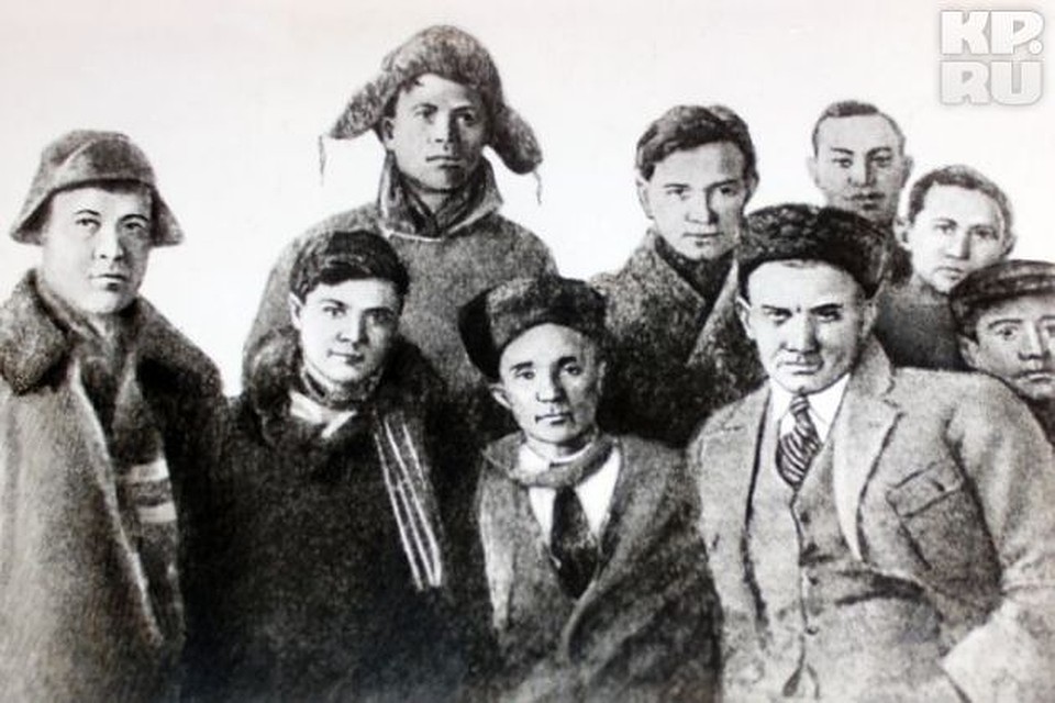 Редкий кадр: Владимир Маяковский (на фото справа, внизу) встретился с рабочими Верх-Исетского завода. 1928 год.
