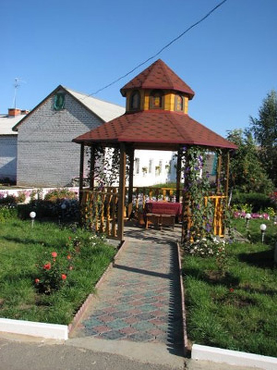 Такой двор в клинике, где живет и лечится людоед Спесивцев.