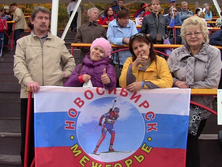 Болеем за Олю! Слева направо: папа, племянница Полина, сестра Злата и мама