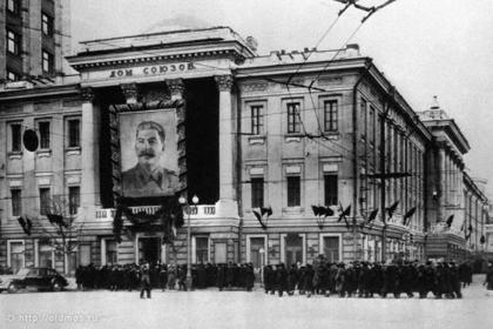 Тысячи москвичей три дня и три ночи шли к Колонному залу, дошли не все....
