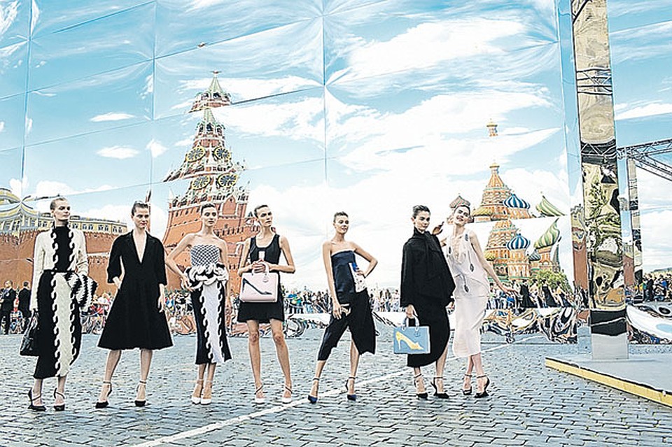 Модели модного дома Christian Dior на Красной площади в 2013 году никого не шокировали.