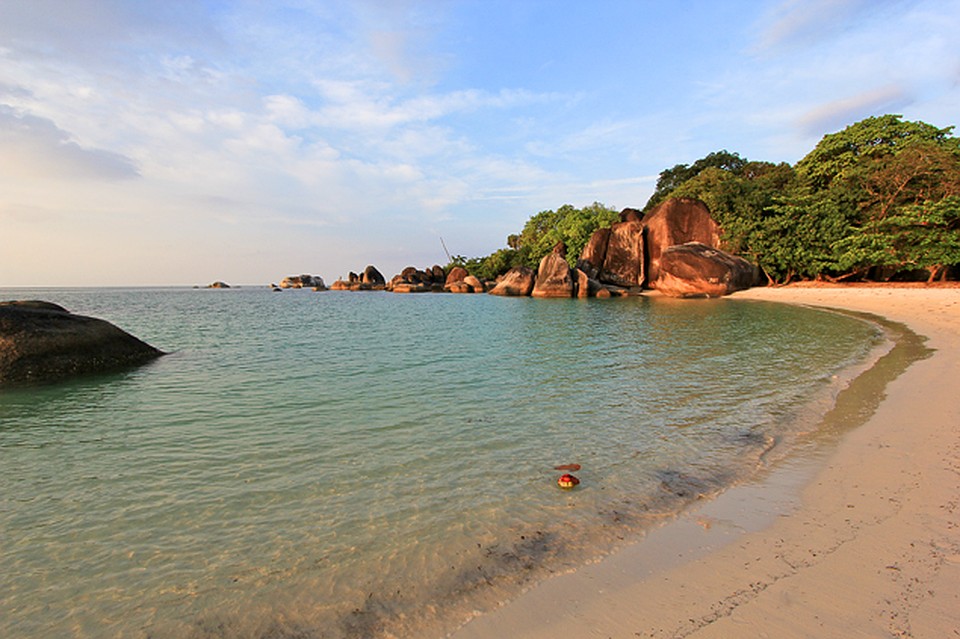 Tanjung Tinggi beach с розовым песком Фото: Наталья АНТОНОВИЧ