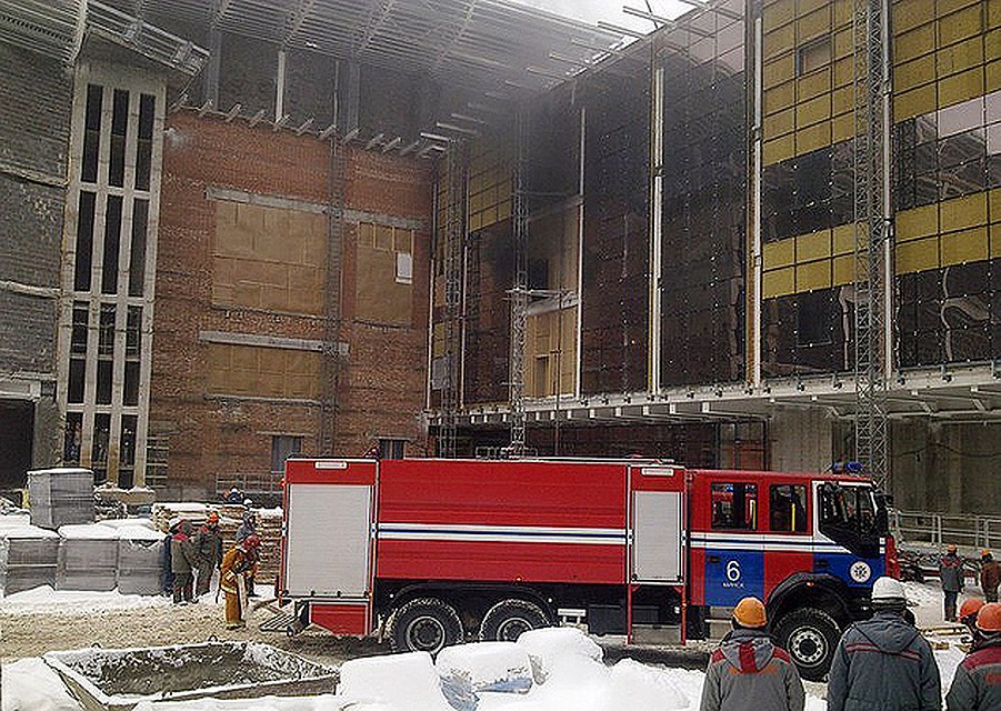 Зимой во дворце случился пожар - загорелся строительный мусор.