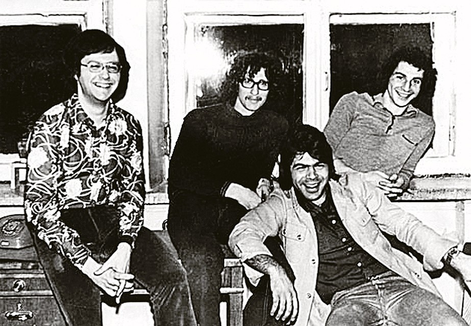 1977 год. Андрей Давидян (на фото - в пиджаке) создает группу «Виктория»...