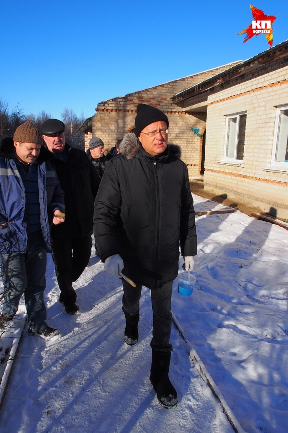 Так, кисть и краску взяли - можно приступать Фото: Алексей ФОКИН