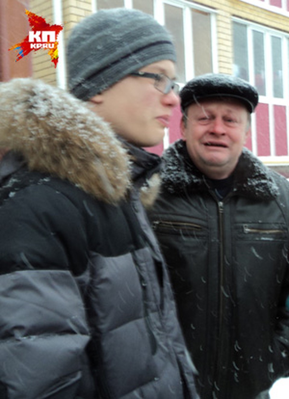 Брат погибшего Слава и его отец Константин Слакаев.