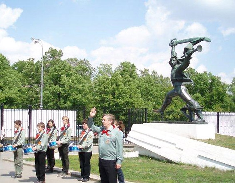 Линейка у памятника Мальчишу-Кибальчишу 18 мая 2008.