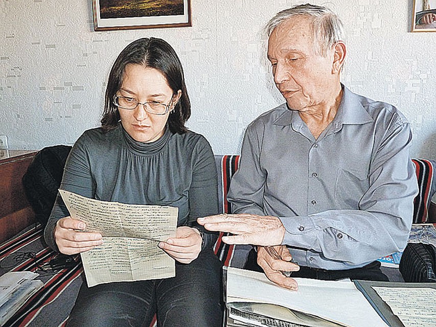 Вадим Брусницын показывает нашему корреспонденту Наталье Ко записки, которые бросали поисковикам с самолета руководители спасательной экспедиции.