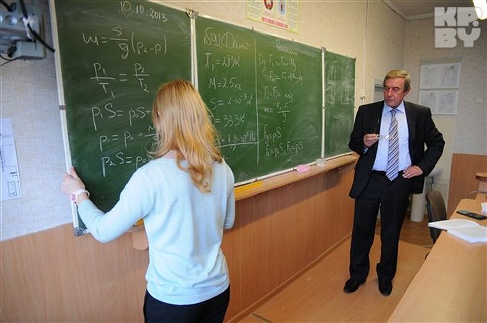 Преподаватель физики Владимир Анцулевич из минской гимназии уверен, что в физике не бывает сложных задач. Фото: Виктор ГИЛИЦКИЙ