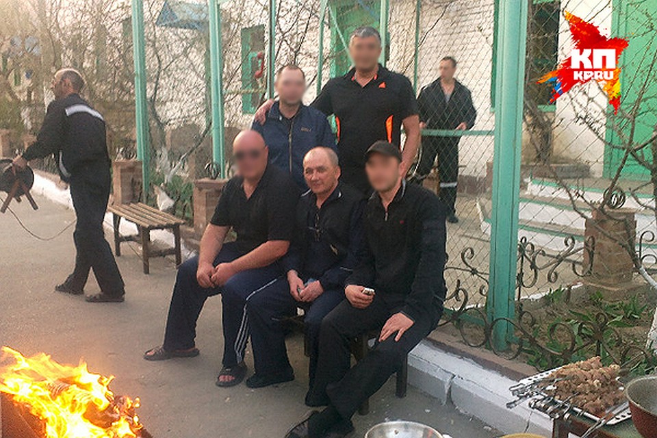 Шашлычок с друзьями на фоне казалось бы обычного подъезда, на самом деле, административного здания колонии.