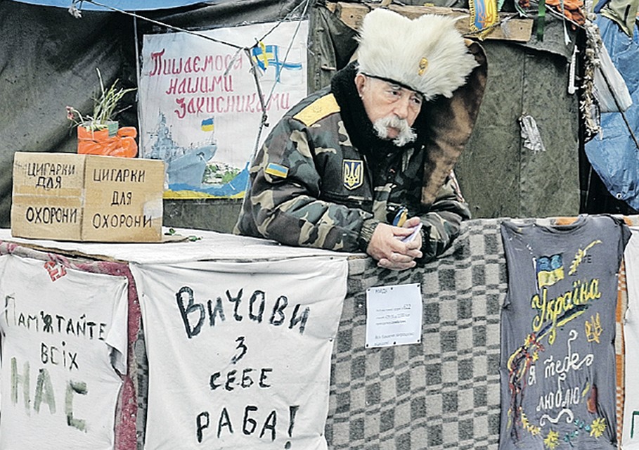«Выдави из себя раба!» - призывает украинцев плакат. Те поднатужились и выдавили... И что осталось?