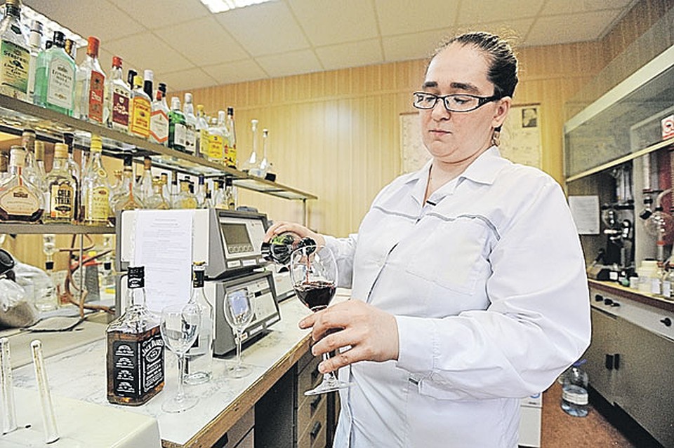 В лаборатории «Ростеста» выяснили, что виски из интернет-магазина сделан из спирта и... чая. Фото: Иван ВИСЛОВ