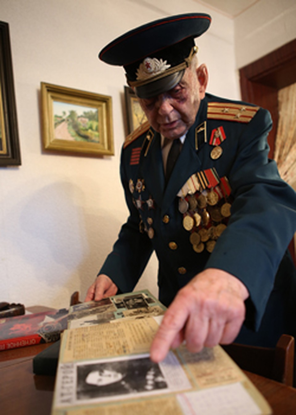 Многих однополчан фронтовика уже давно нет среди нас. А некоторые и вовсе остались вечно молодыми на пожелтевших от времени снимках Фото: Николай ХИЖНЯК