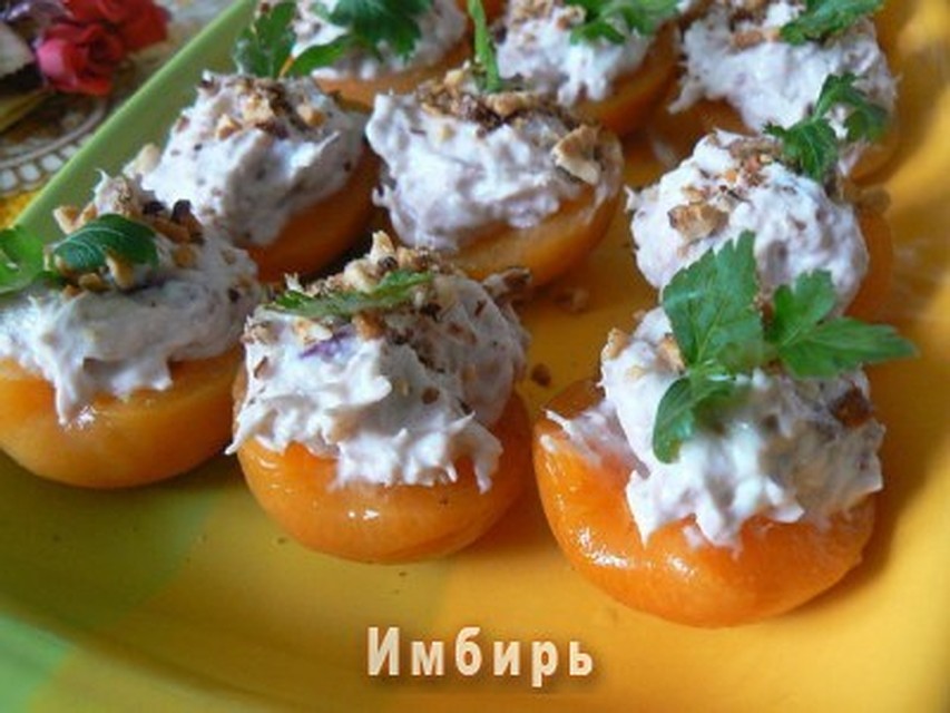 Персик с тунцом. Подают блюдо с картофелем фри.