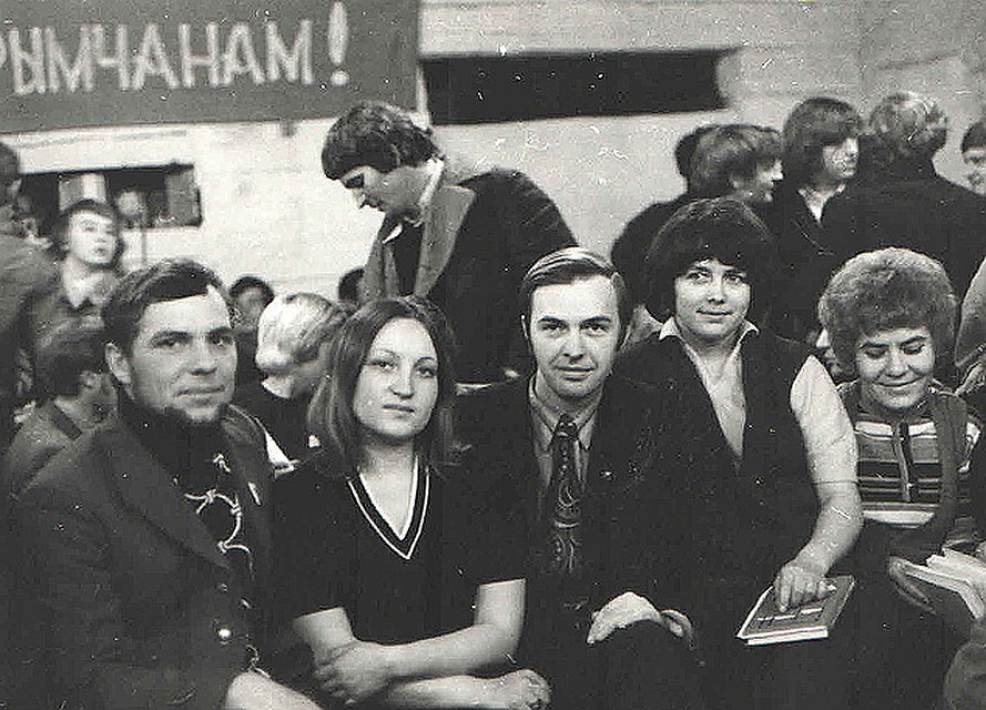 Юрий Вербицкий (в центре) вместе с комсомольцами из Крыма, которые построят станцию Улькан. Ноябрь 1974 года.