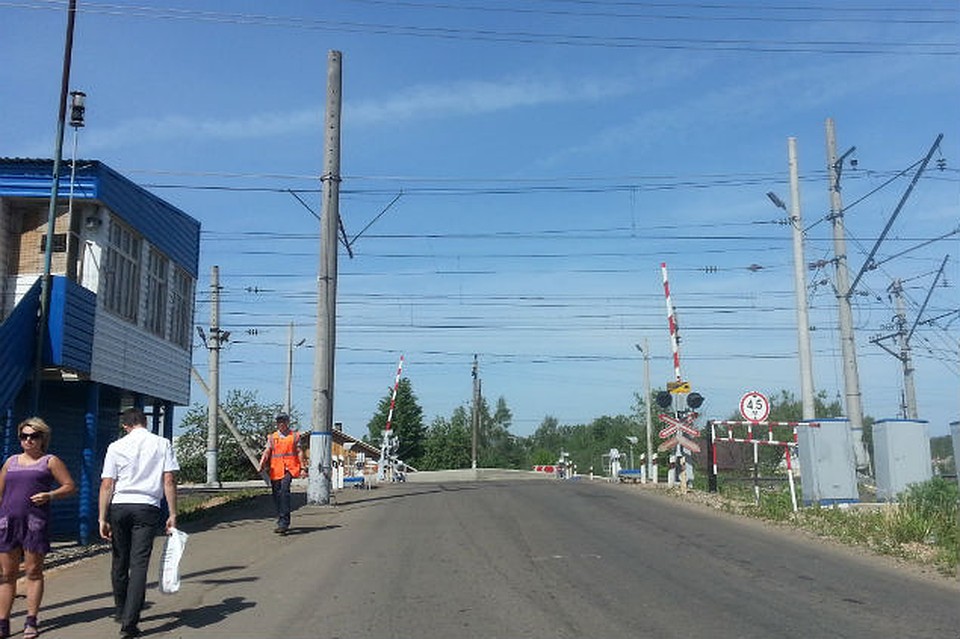Переезд снабжен автоматическим шлагбаумом, камерой наблюдения и подъемными перекрытиями Фото: Анна ЕЛКИНА