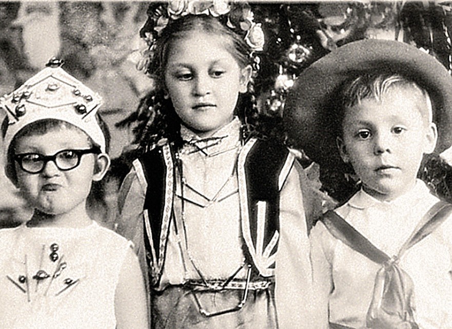 Новый год-1966: 5-летняя Лена (слева) с сестрой Мариной и братом Алешей.