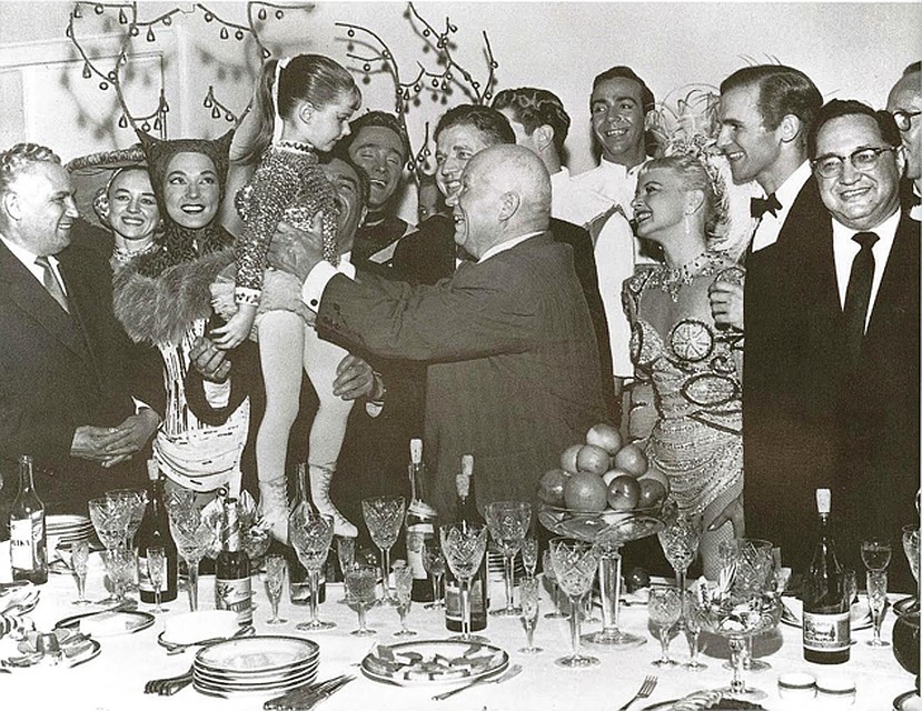 Н.С.Хрущев с коллективом американского балета на льду. Москва, май 1959 г. Фото: из коллекции С.Н.Хрущева, из архива «Комсомольской правды».
