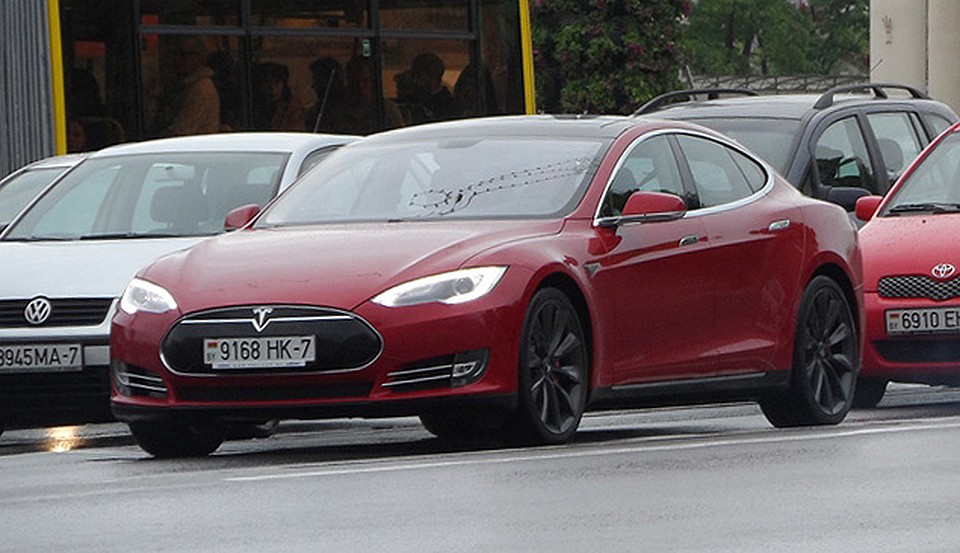 На первой зарегистрированной в Беларуси Tesla ездит руководитель одного из белорусских интернет-порталов. Фото сайта avto-nomer.ru.