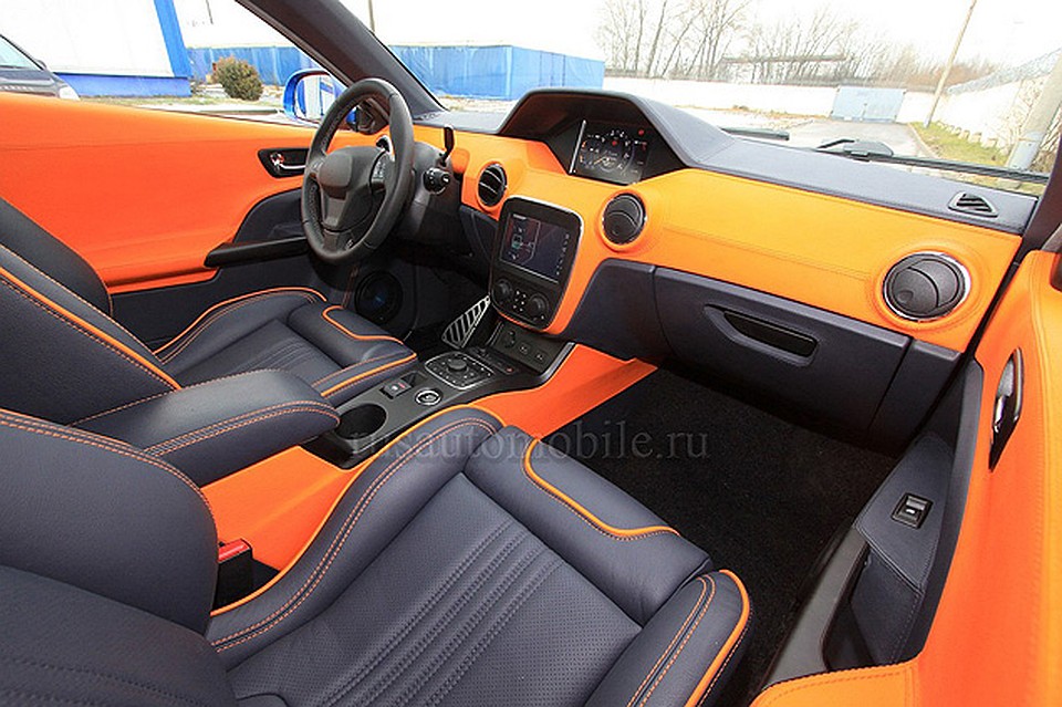 Передние сидения заказали у известной немецкой фирмы Recaro. Задние взяли от «Лады Калины». Фото сайта rusautomobile.ru.