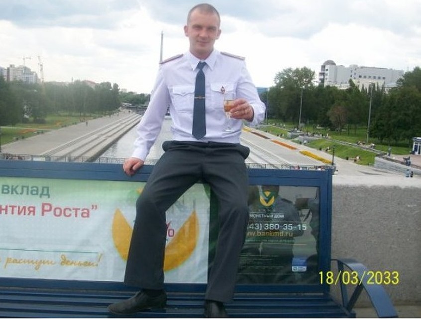 Нужен ли Екатеринбургу полицейский, который позволяет себе стоять на скамейке, где сидят старушки? Фото: vk.com