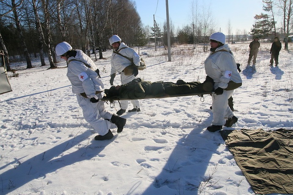 У военных медиков всего несколько минут для принятия решения, от которого может зависеть жизнь. Фото: Михаил ГЛУЩЕНКО
