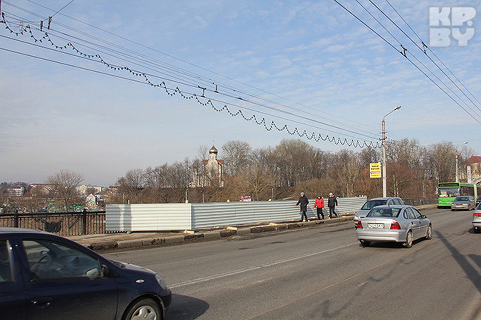 Несмотря на ограждение и запрет, люди продолжают ходить по тротуару. Фото: Ксения САВЧЕНКОВА