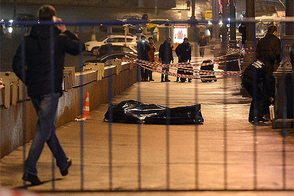 Бориса Немцова убили в нескольких шагах от лестницы, ведущей вниз с моста. Фото: REUTERS