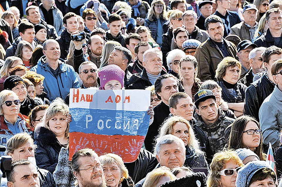 Севастополь. Прямая трансляция выступления президента РФ В.Путина по поводу принятия Крыма и Севастополя в состав РФ. На снимке: севастопольцы смотрят обращение В.Путина по экрану на площади Нахимова. Фото: Евгения ГУСЕВА