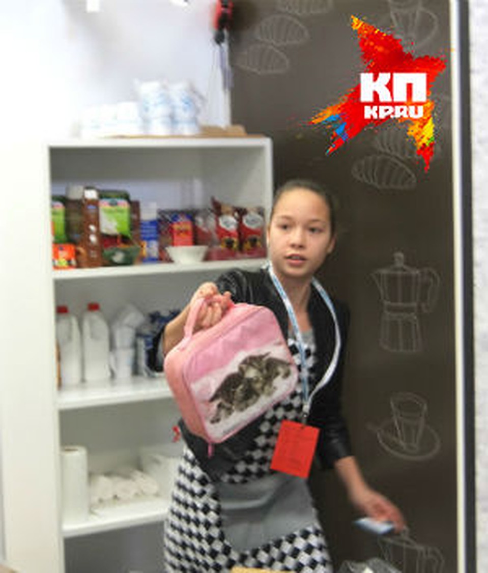 Во время рабочего дня дети могут перекусить в кафе - официантки выдают им еду, которую те принесли с собой Фото: Ксения КОНЮХОВА
