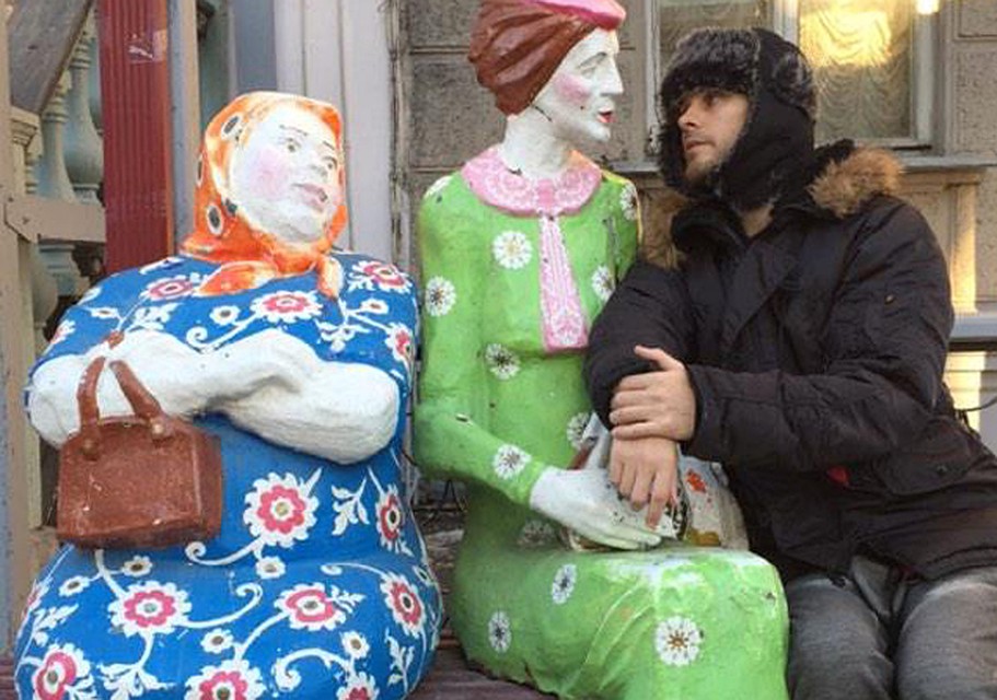 Актер обнимался с каменными женщинами на скамейке... Фото: twitter.com/JaredLeto
