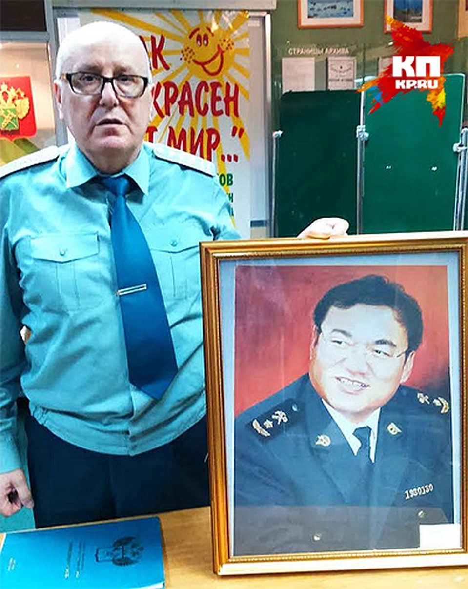 Таможенник и художник в душе Владимир Шабельский с портретом начальника таможни Хэйхэ Пан Чжи Дуна. ФОТО: ОСТРОВСКАЯ Наталья