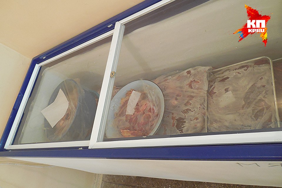 К мясу прикреплены листы бумаги, но сроков годности на них не указано Фото: Валентина БРЫКАЛИНА