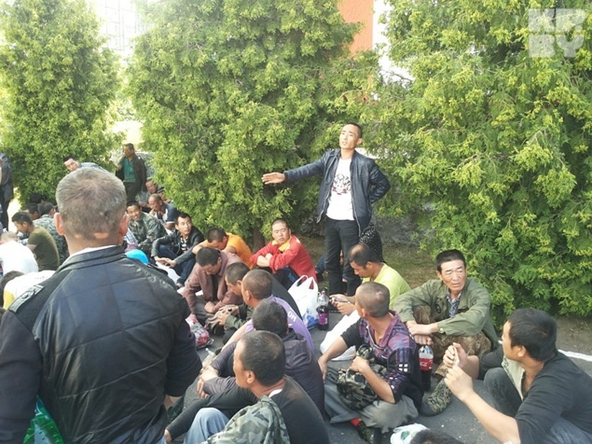 Речь руководителей рабочие встречали улюлюканьем. Фото: Алексея МАЛИНОВСКОГО.