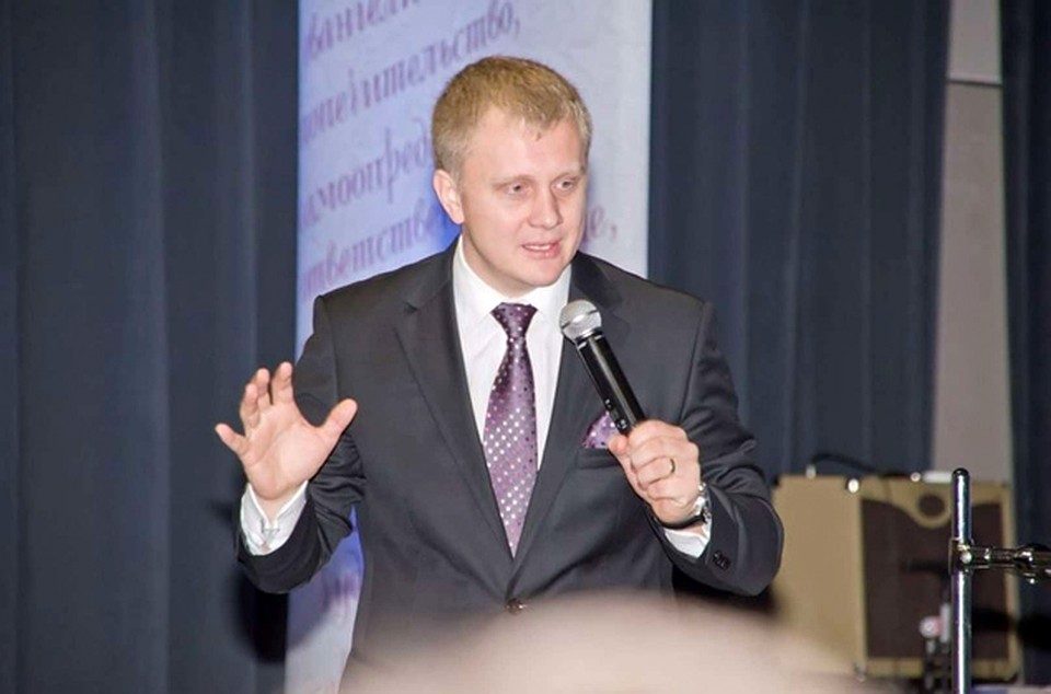 Пастор сектантов Алексей Пронькин, по версии следствия, не такой уж святой. Его обвиняют в даче взятки сотруднику мэрии.